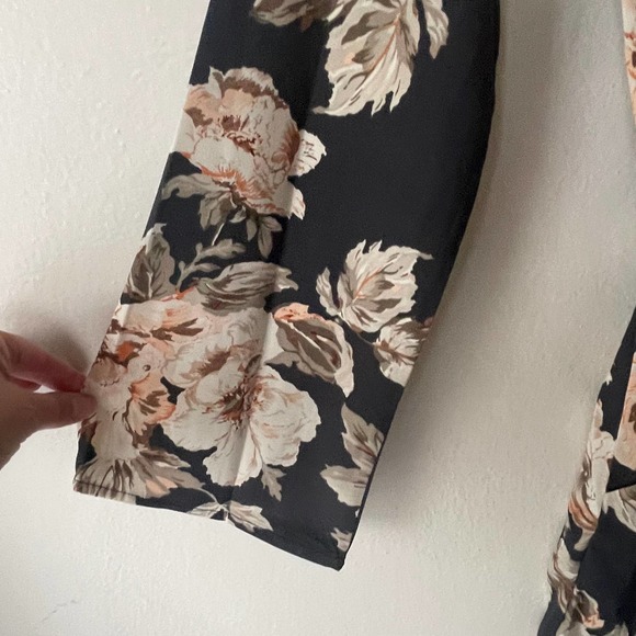 Lulu’s Floral Romper size S - Picture 8 of 14